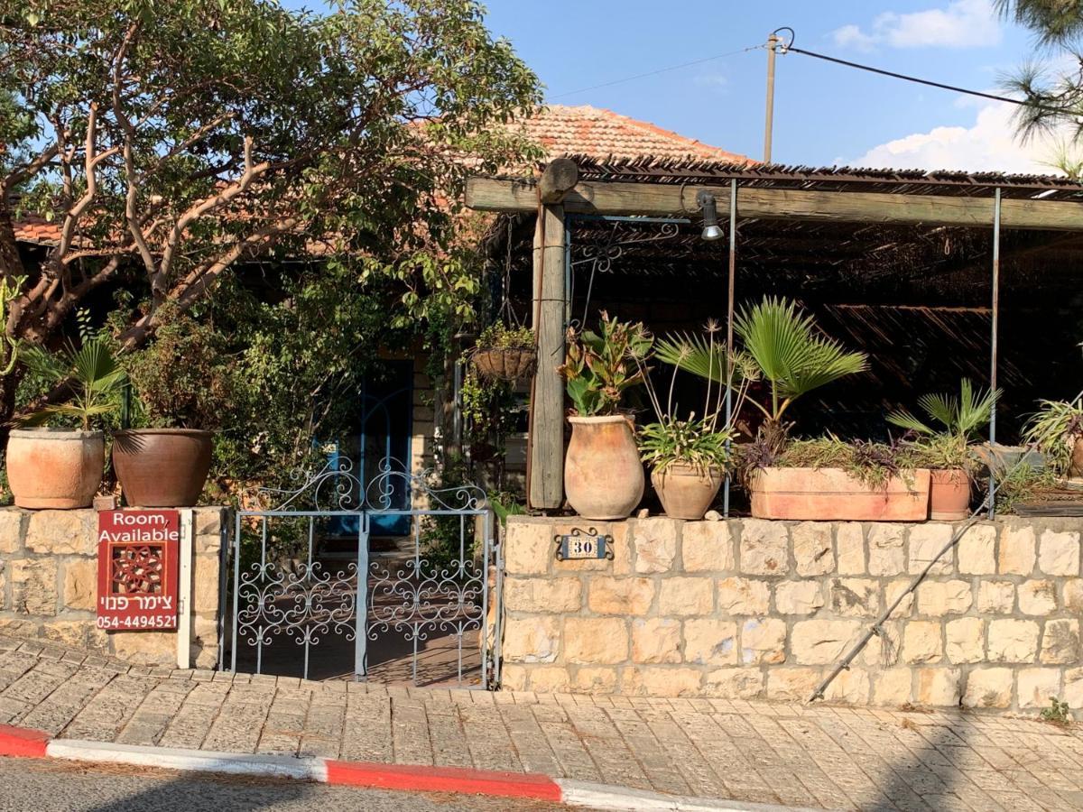 בית האבן העתיק מ-1885 עם מגונית פרטית בחצר Rosh Pinna Luaran gambar