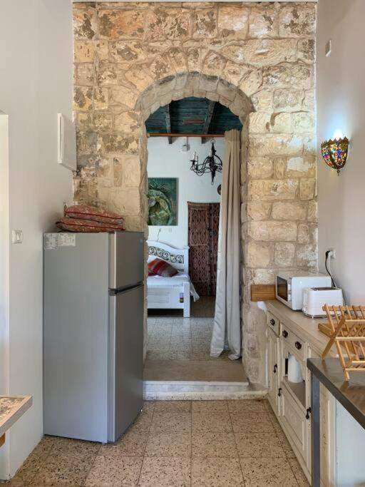 בית האבן העתיק מ-1885 עם מגונית פרטית בחצר Rosh Pinna Luaran gambar